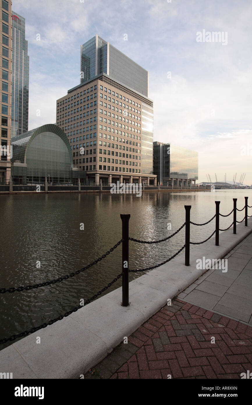 Canary Wharf in Westindien Dock in Richtung der 02 Arena. Stockfoto