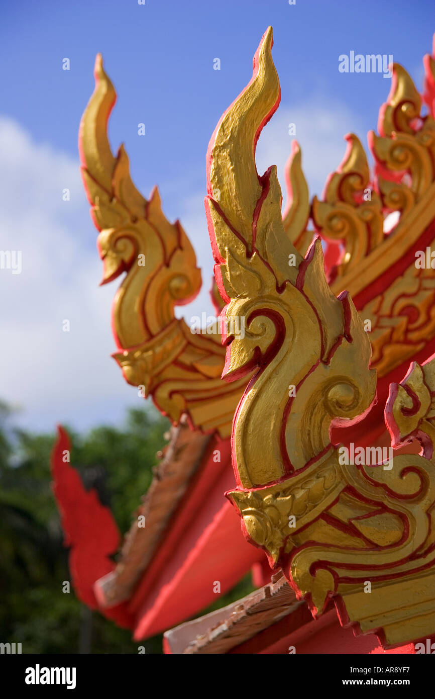 Reich verzierten Tempel Dach Detail auf Wat Phra Thong, Phuket, Thailand mit blauem Himmel Hintergrund Stockfoto