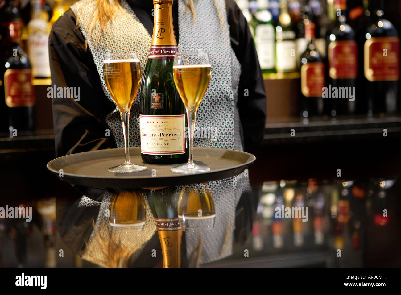 Kellnerin in der bar mit Champagner Stockfoto