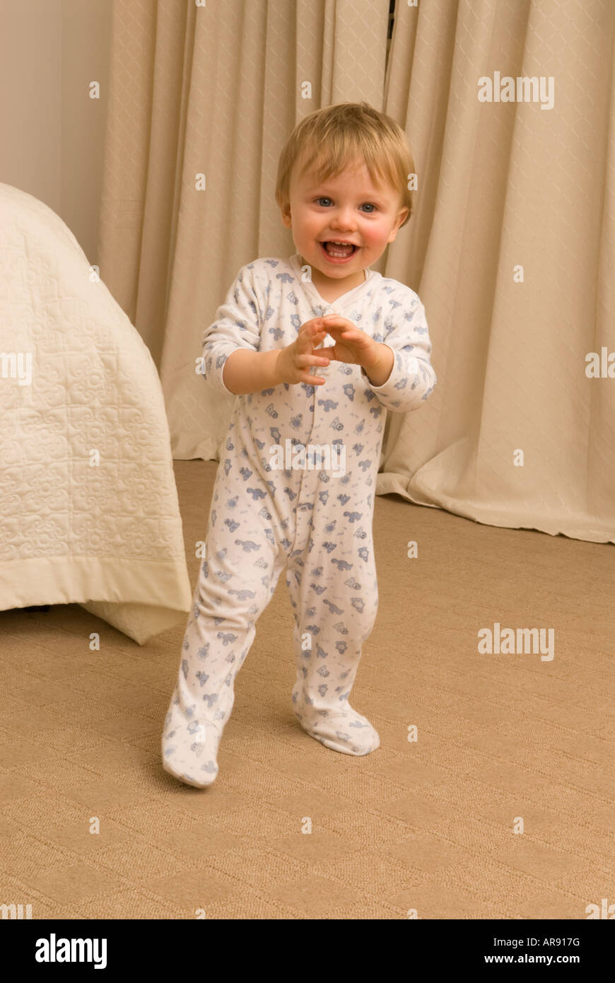 Einjähriges Baby junge Kleinkind gerade seine ersten Schritte Stockfoto