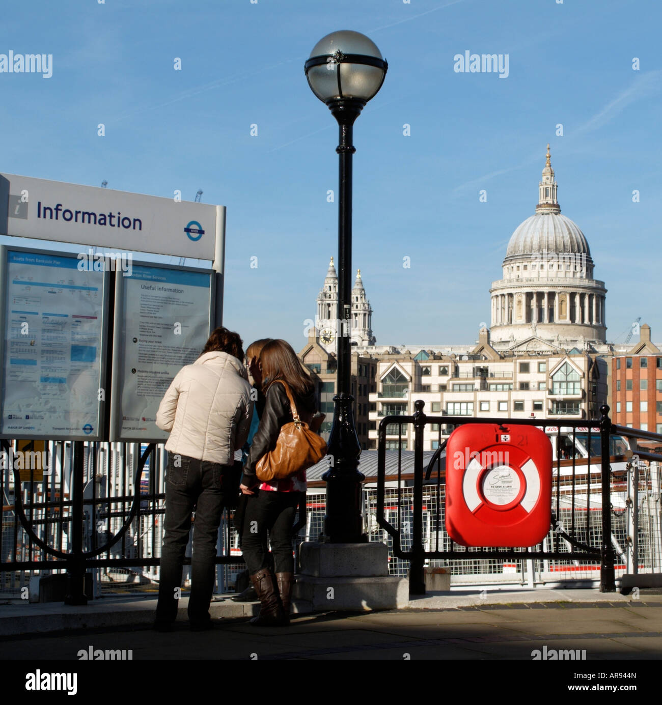 Fluss Themse London Bankside Pier Boot Service Info-Point Stockfoto
