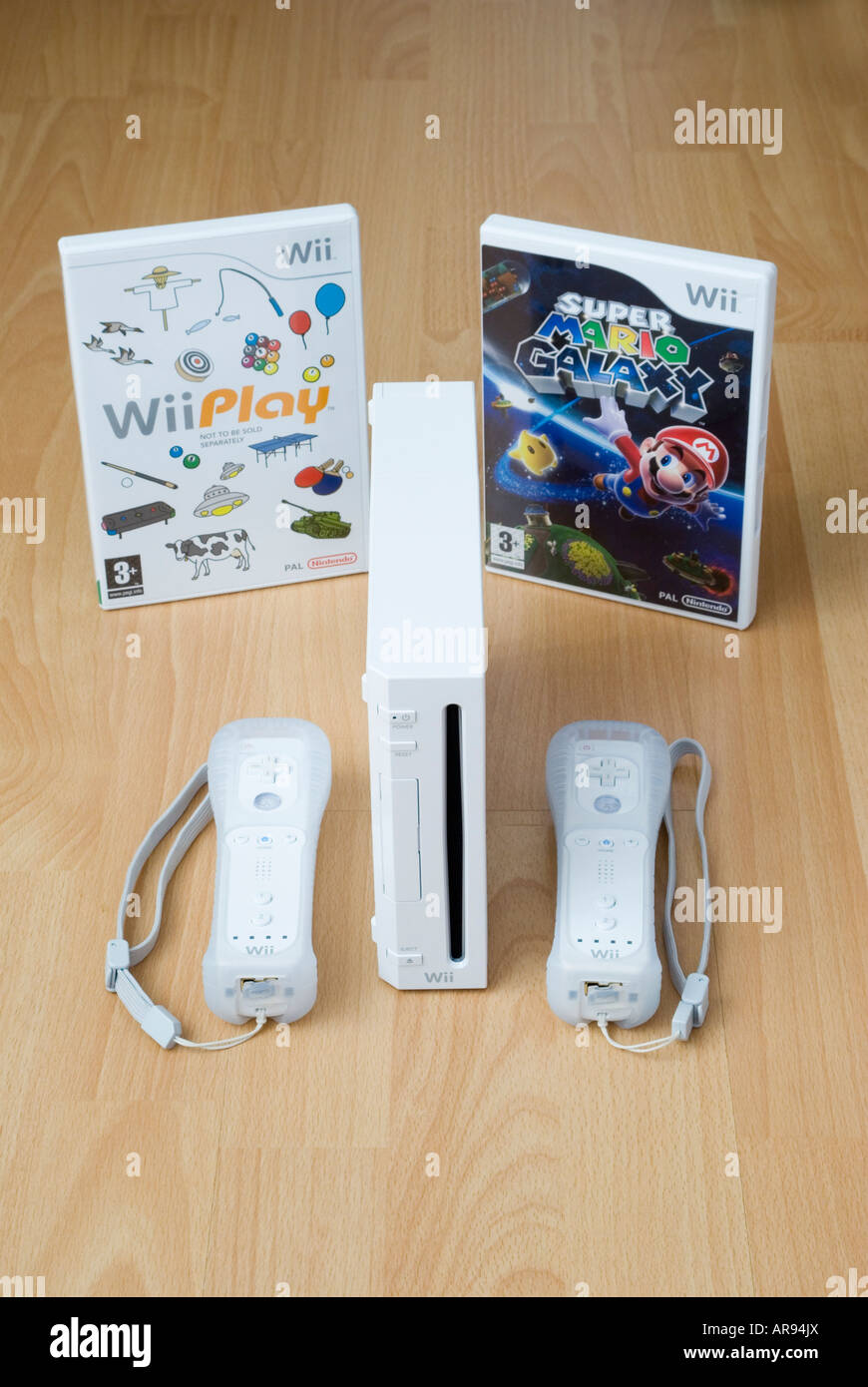 Nintendo Wii-Wireless Controller Handsets und Konsole mit Mariogalaxy und WiiPlay Spiele Stockfoto