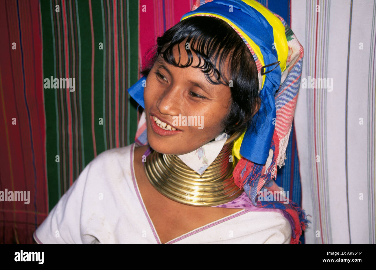 Entlang des Flusses Ping im Norden Thailands, Meilen entfernt von der Zivilisation, leben diese Menschen in Paduang oder Kayan in kleinen Dörfern an der Grenze zu Myanmar. Stockfoto