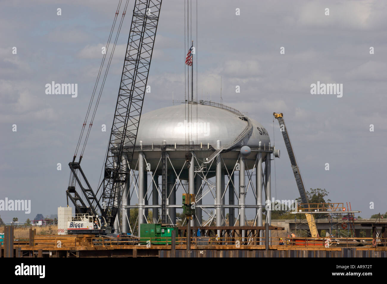 Krane vor Wasserturm Bau Stockfoto