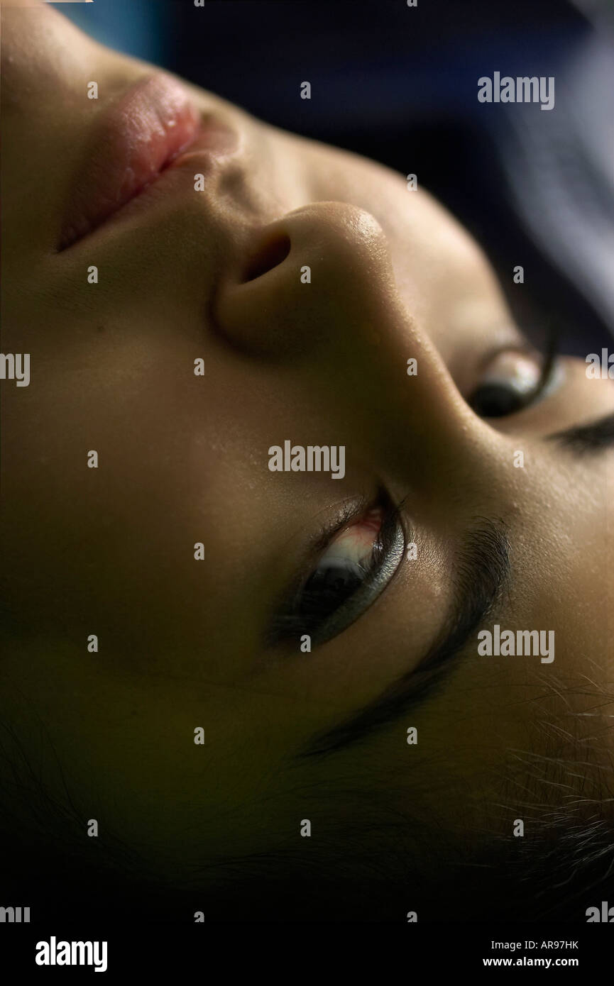Eine junge koreanisch-amerikanische Frau, Fokus auf die Augen schließen Stockfoto