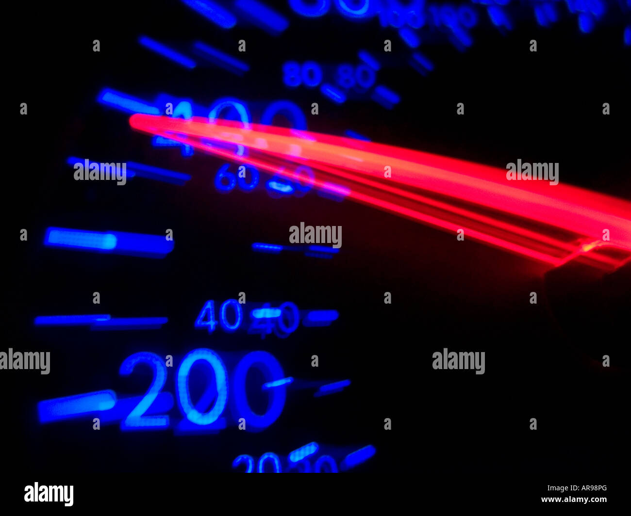 Verschwommen Tachometer Kilometerzähler Armaturenbrett nachts beleuchtet Stockfoto