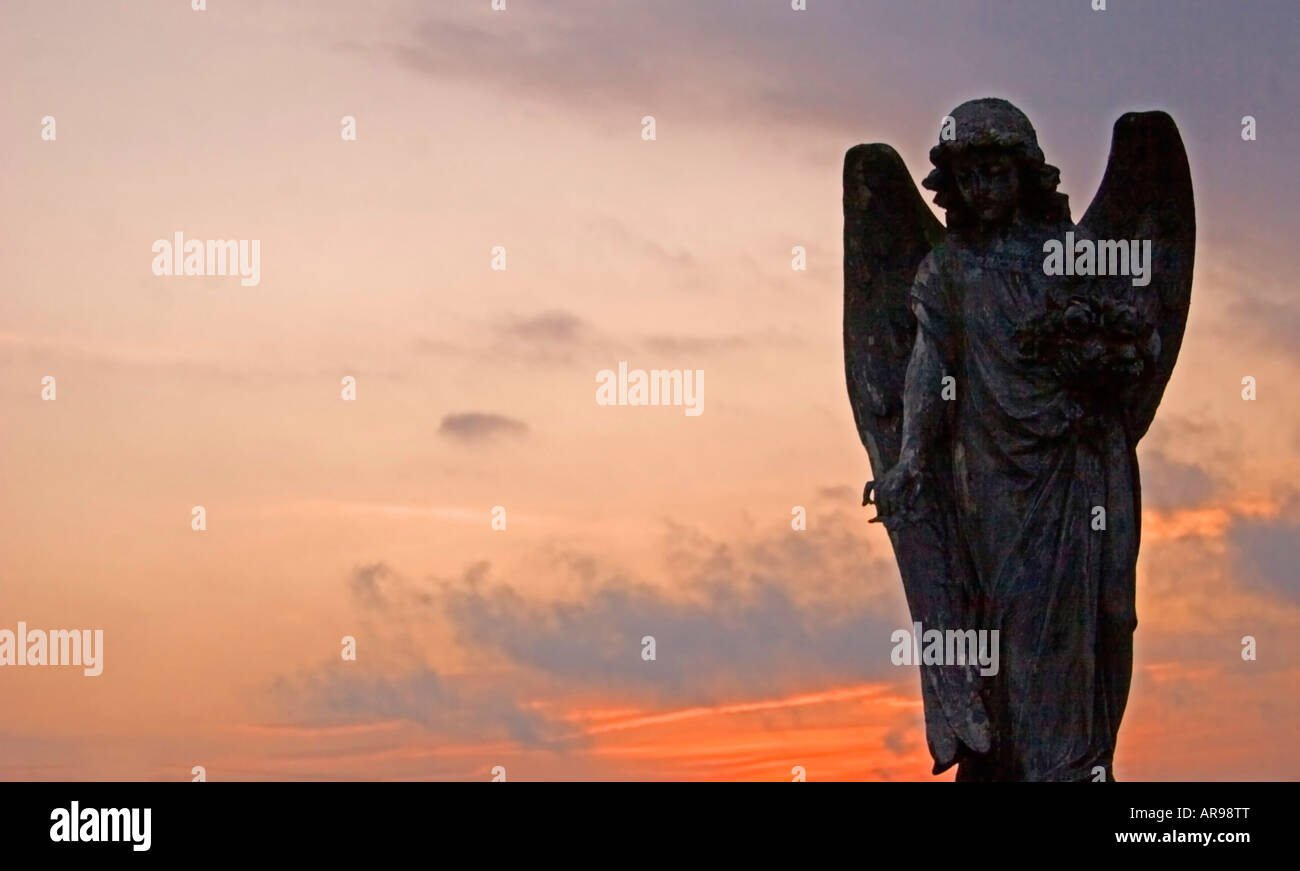 Statue des Engels Silhouette bei Sonnenuntergang Stockfoto