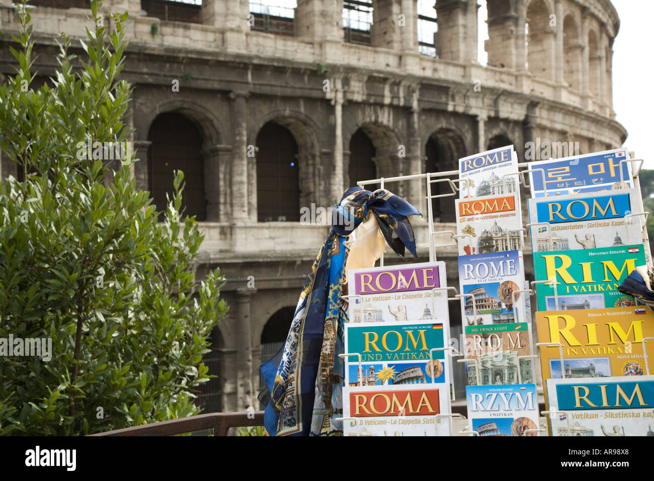 Reiseführer zum Verkauf an das Kolosseum in Rom Italien Stockfoto