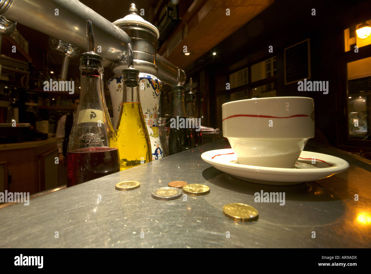 Tasse Kaffee und lose ändern auf eine typische Zink-Tresen in Paris Stockfoto
