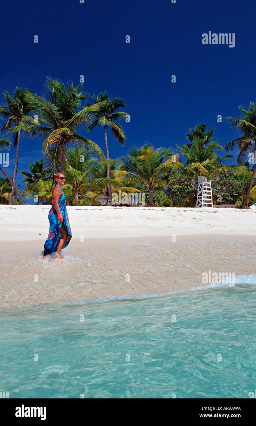 Frau geht am sandigen Strand Catalina Island Karibik Dominikanische Republik Stockfoto