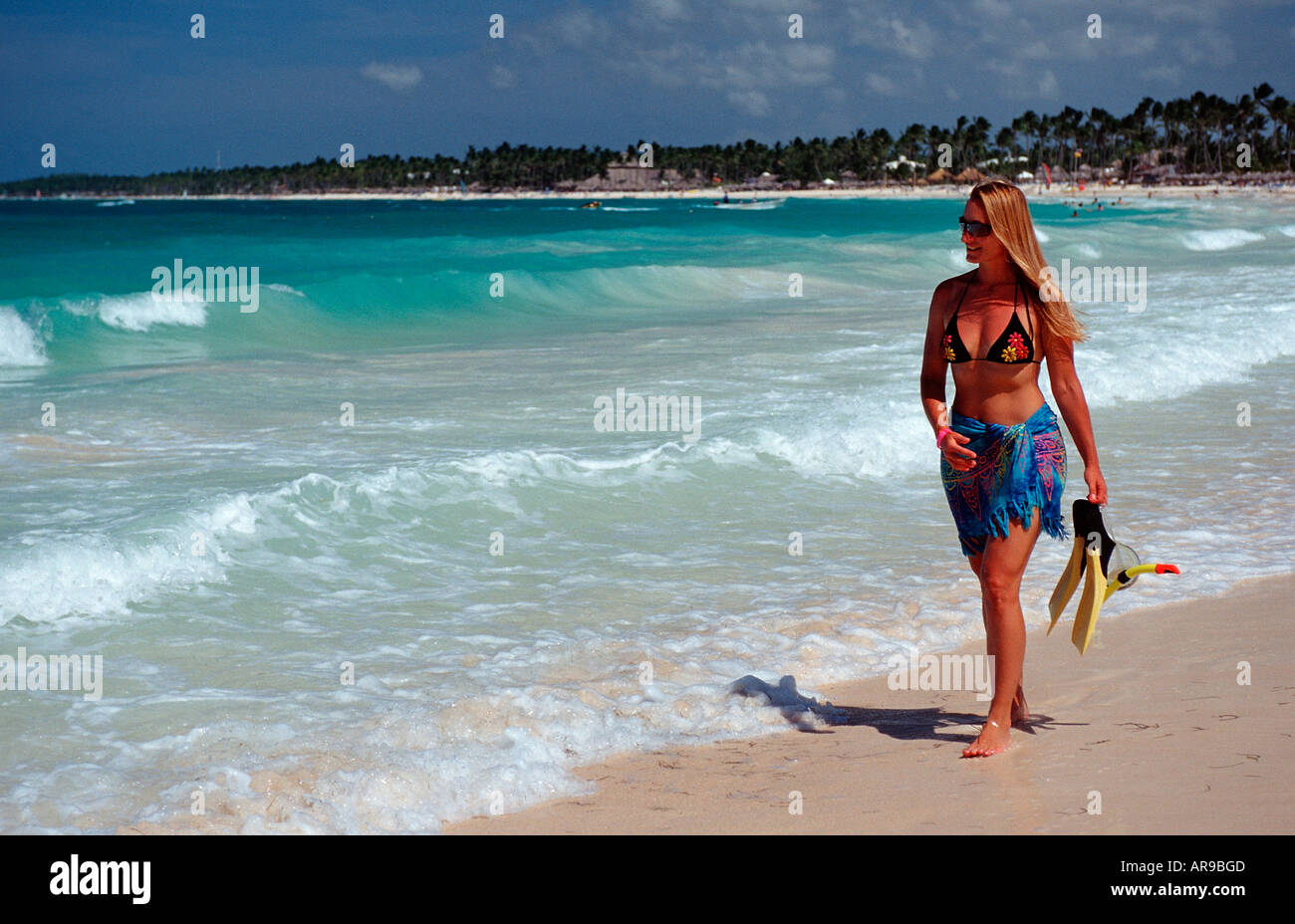 Frau geht am sandigen Strand Catalina Island Karibik Dominikanische Republik Stockfoto