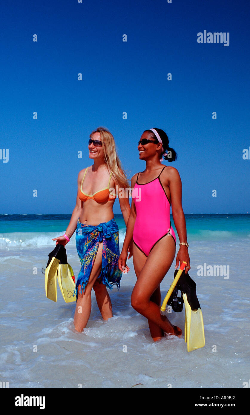 Zwei weibliche Scin Taucher am Strand Punta Cana Karibik Dominikanische Republik Stockfoto