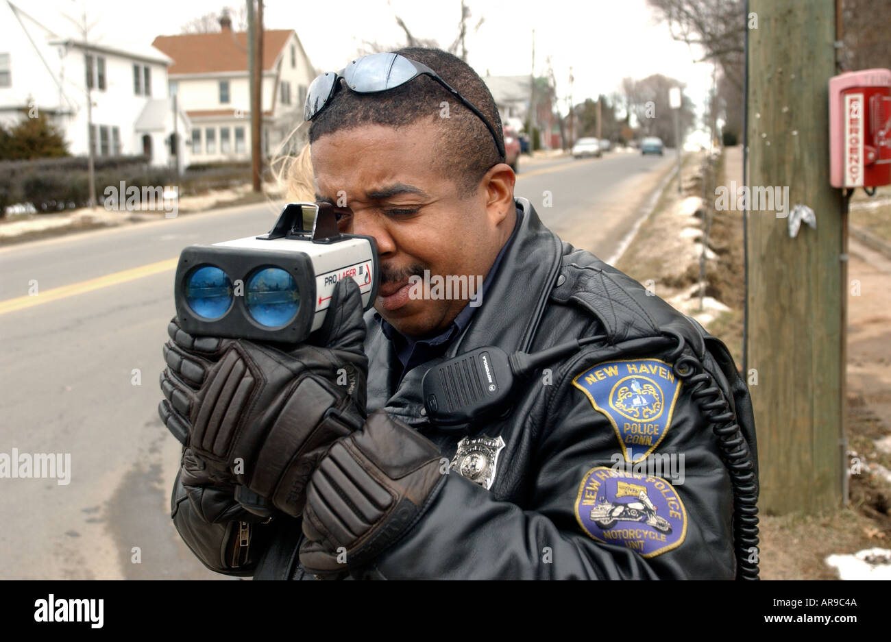 Polizist mit Radar-Pistole Stockfoto