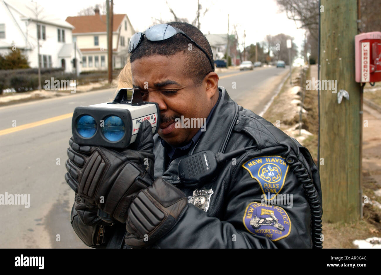 Polizist mit Laser-Pistole, Raser zu fangen Stockfoto