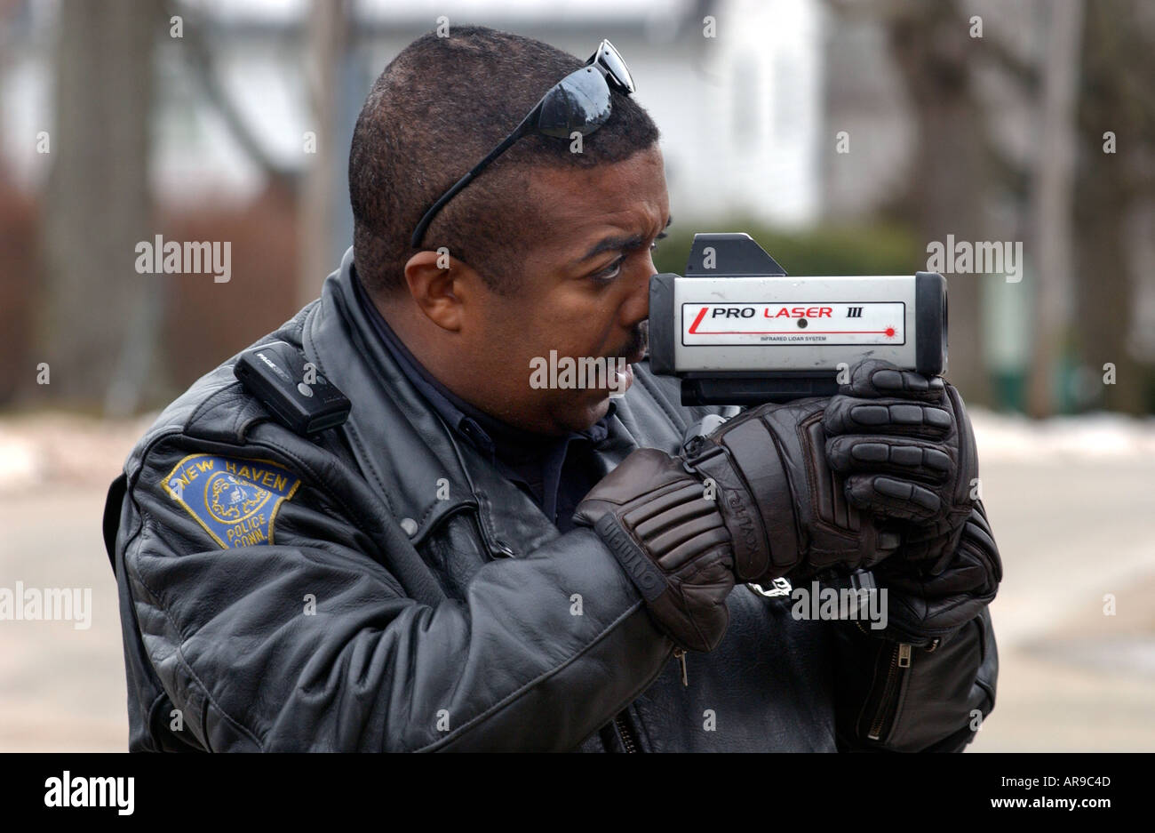 Polizist mit einem Radar-Pistole in eine Radarfalle in New Haven CT USA Stockfoto