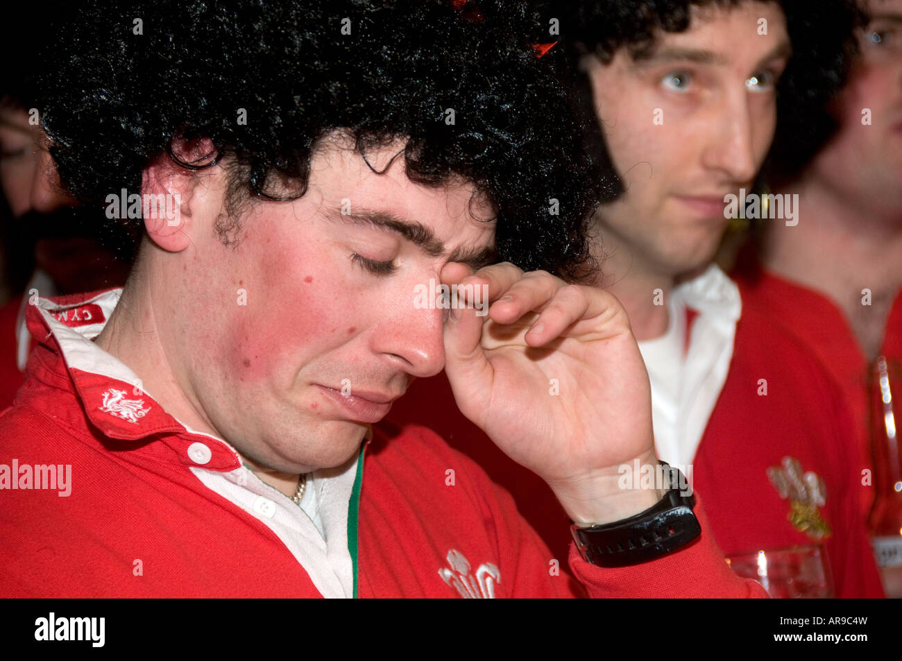 Männliche Fans der walisischen Rugby Mannschaft schauen traurig, als sie beobachten, ihr Team von England in den 6 Nationen geschlagen Stockfoto