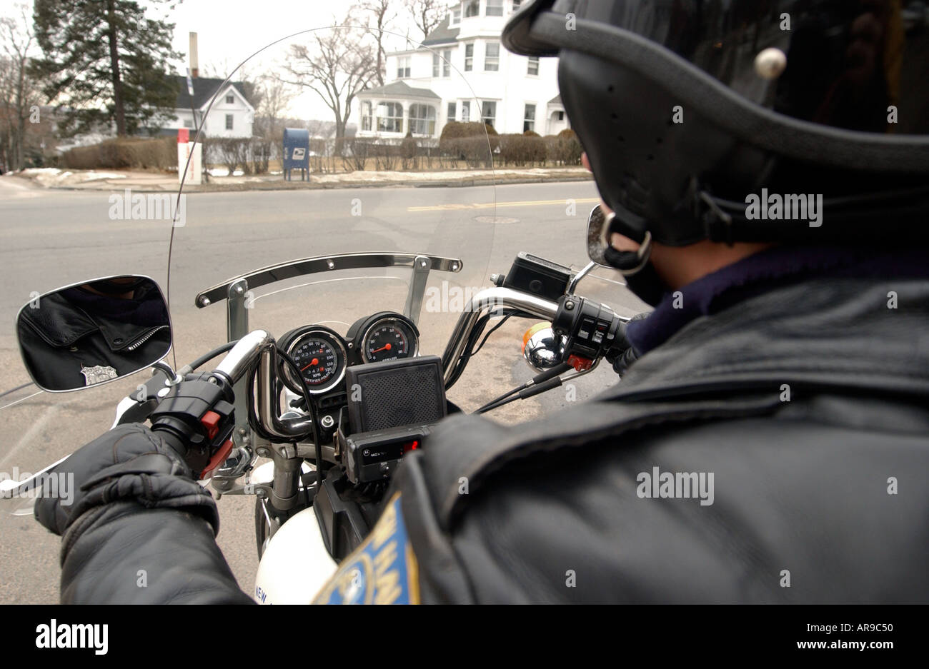 Polizist auf Motorrad Motorrad wartet am Radarfalle Stockfoto