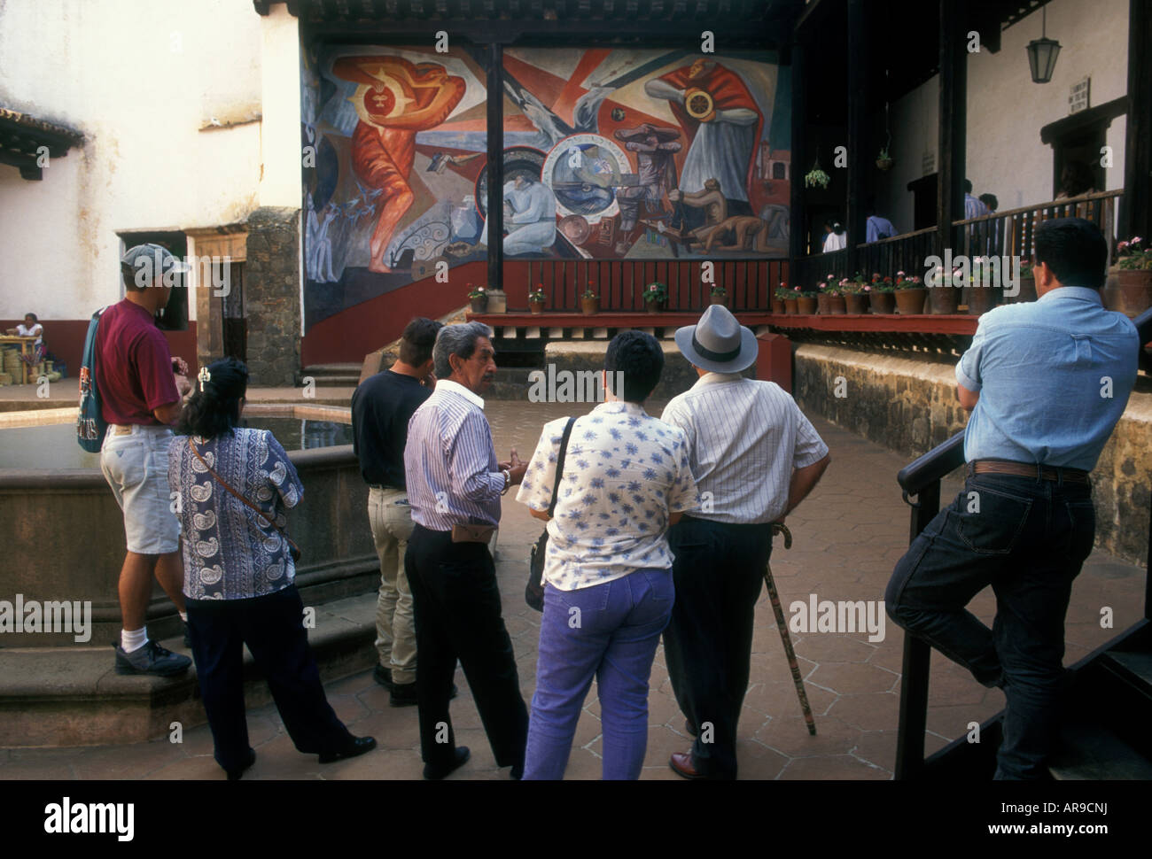 Mexikanische Volk, Touristen, geführte Tour Gruppe, Haus der elf Innenhöfe, La Casa de los Einmal Patios, Stadt von Patzcuaro, Michoacán, Mexiko Stockfoto