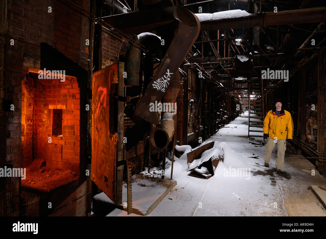 Urban Explorer im Schnee bedeckt verlassenen Don Valley Brickworks Pflanze Toronto mit Feuer im Ofen Brennofen Stockfoto