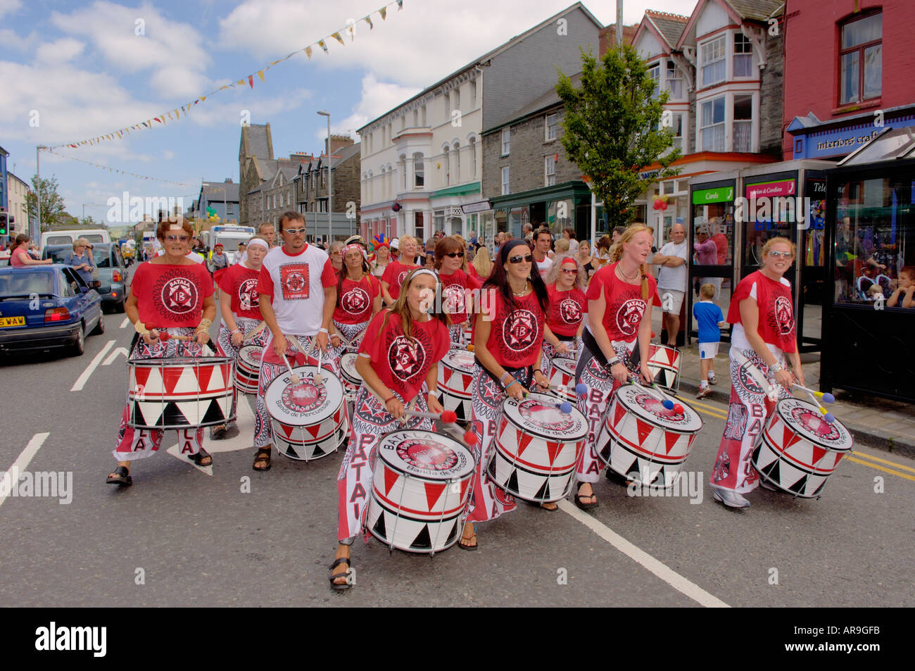 Percussion-Tanzgruppe Machynlleth Karneval Machynlleth Mitte Wales Stockfoto