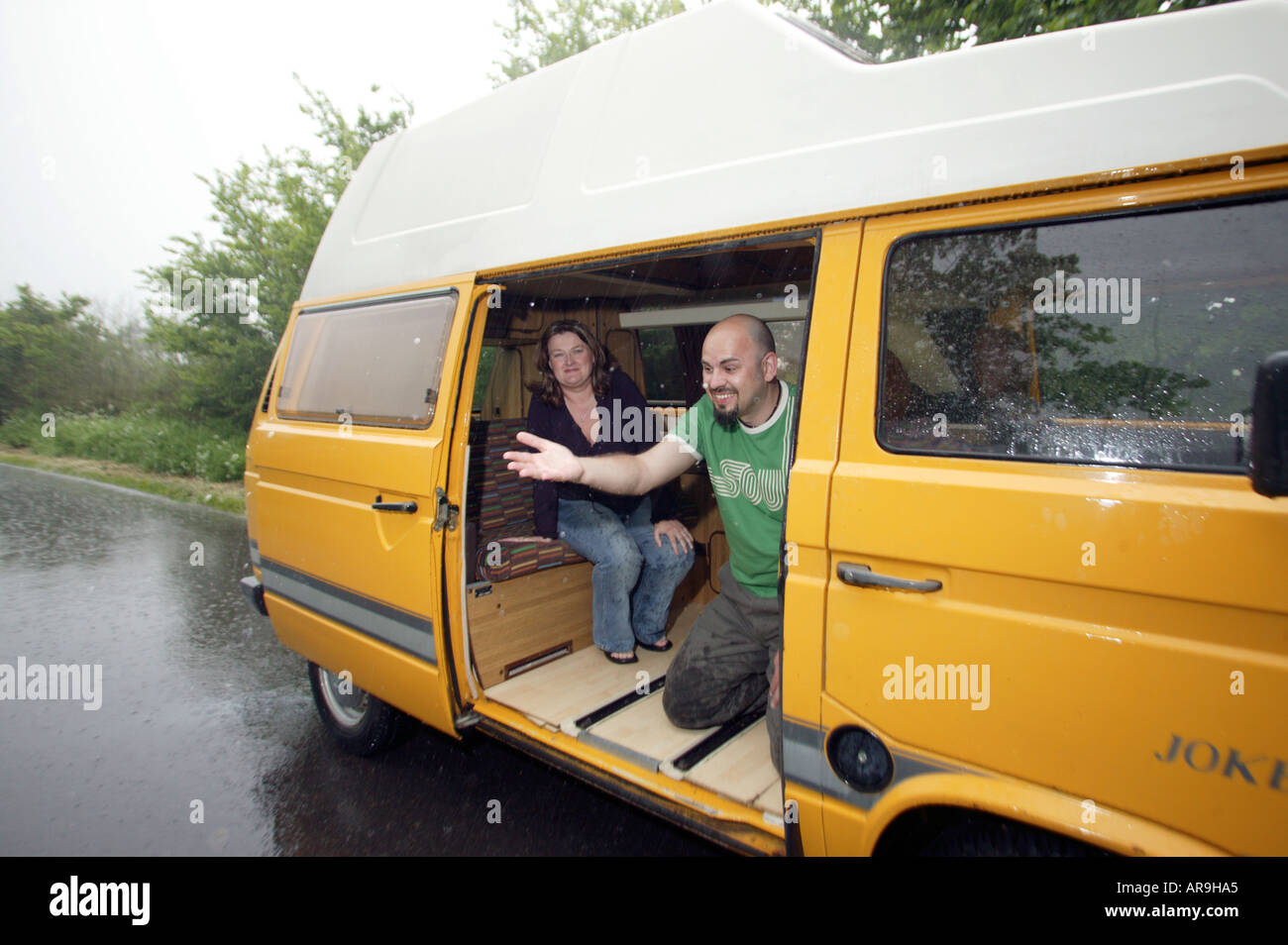VW Camper Van Combi fahren Stockfoto