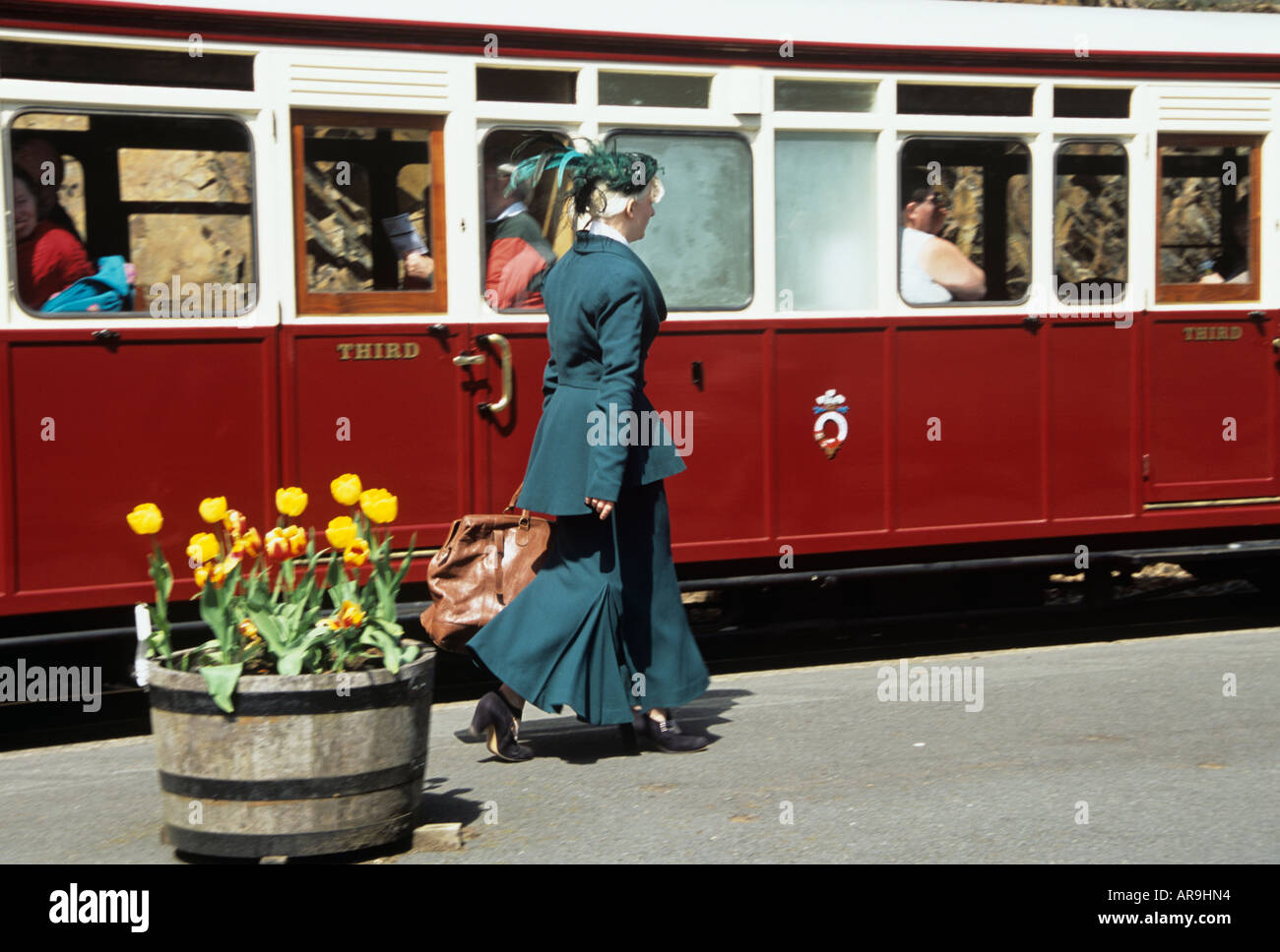 TANYBWLCH GWYNEDD NORTH WALES UK April A Lady gekleidet in der 1940er Jahre Kostüm zu Fuß entlang der Plattform Stockfoto