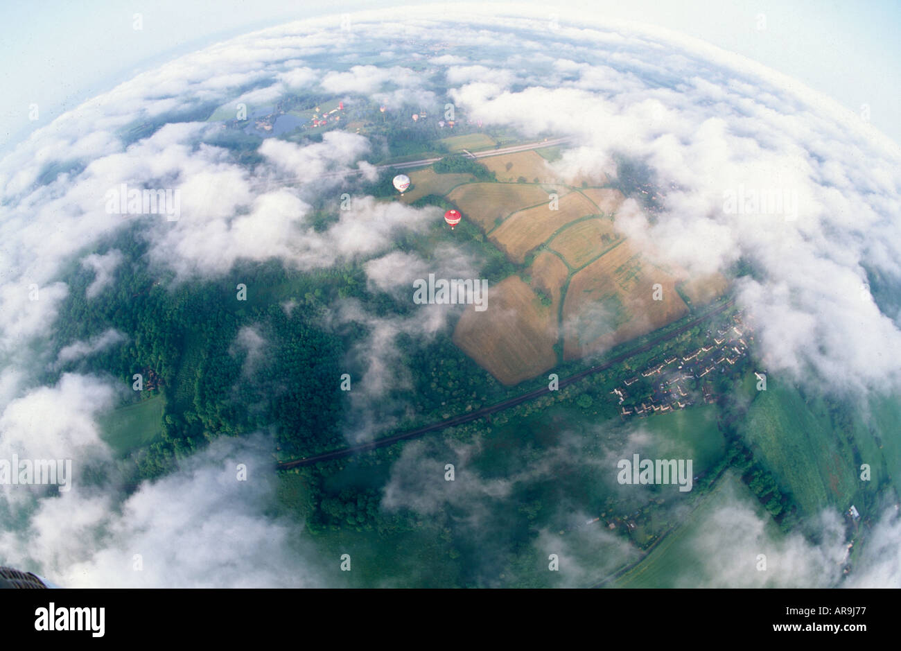grünen Wald und landwirtschaftlichen Rasenflächen verträumte Landschaft und Wolken fisheye anzeigen Kent UK Leeds Castle Stockfoto