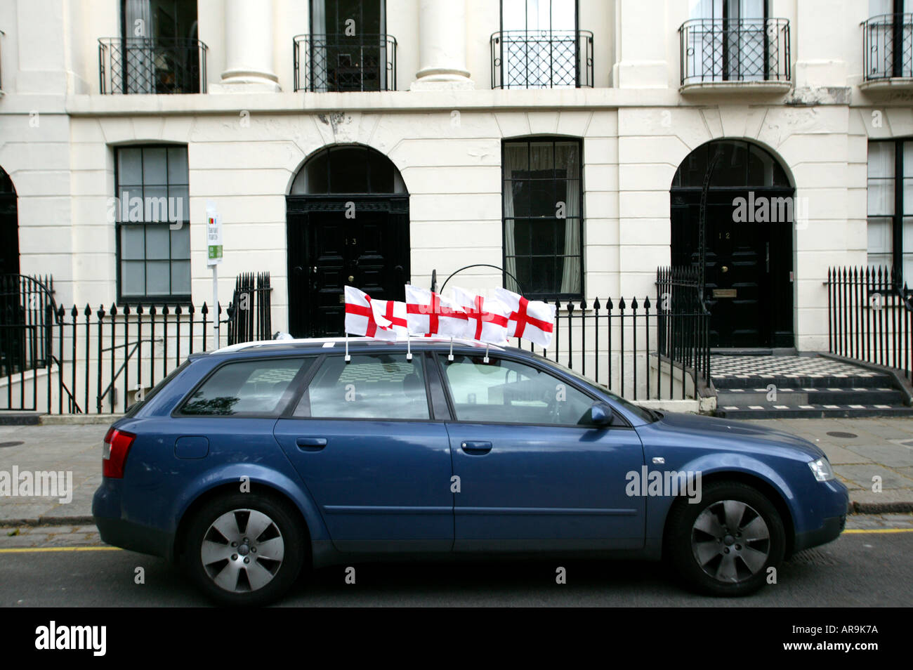 Auto mit England Fahnen Stockfoto