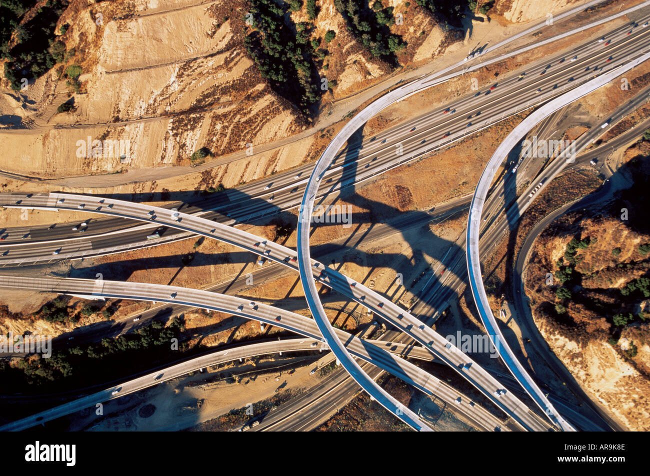 Luftaufnahme des Verkehrs auf komplexe Autobahnkreuz der Autobahnen Straßen Spaghetti wie southern California Los Angeles in felsigen de Stockfoto