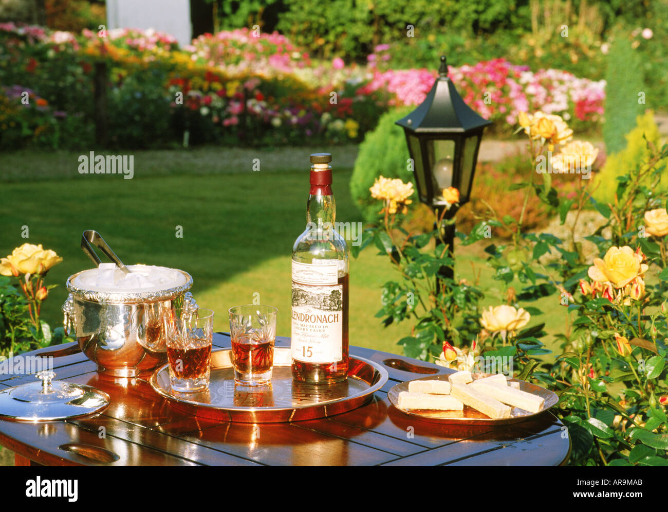 15 Jahre alten single Malt Whisky in den Gärten von Glendronach Destillerie in Schottland Stockfoto