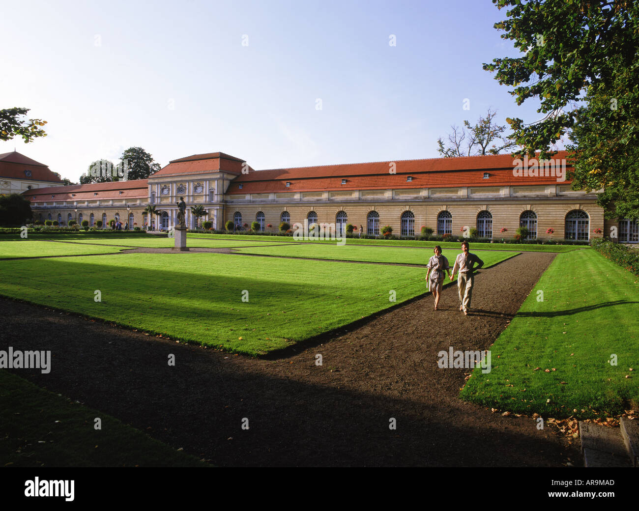 Paar Kreuzung Gärten von Schloss Charlottenburg in Berlin Deutschland Stockfoto