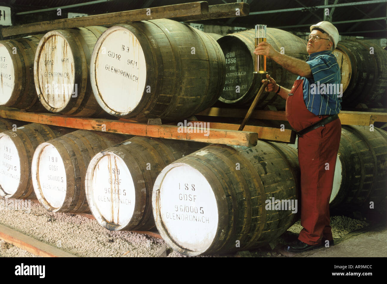 Die Brennerei Glendronach Geist Höhlen mit noch Mann überprüfen ihre single Malt Whisky Schottland Stockfoto