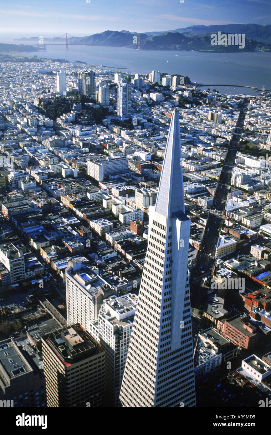 Luftaufnahme des Trans America Tower mit Golden Gate Bridge über die Bucht von San Francisco Stockfoto