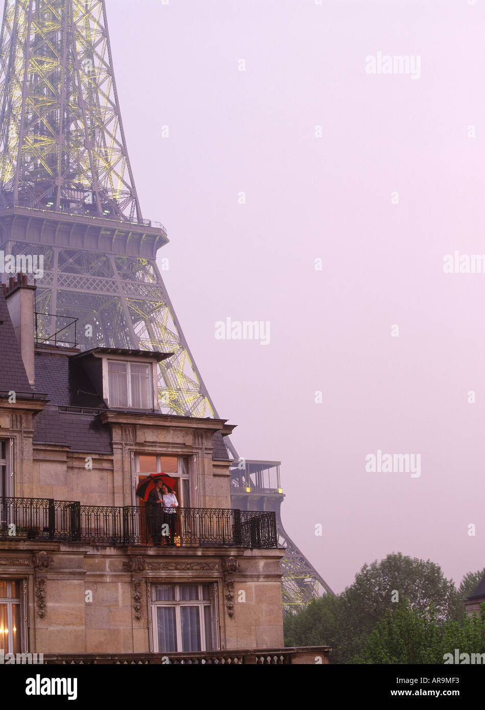 Paar auf Balkon unter Dach auf romantische Regentag in der Nähe von Eiffelturm in Paris Stockfoto