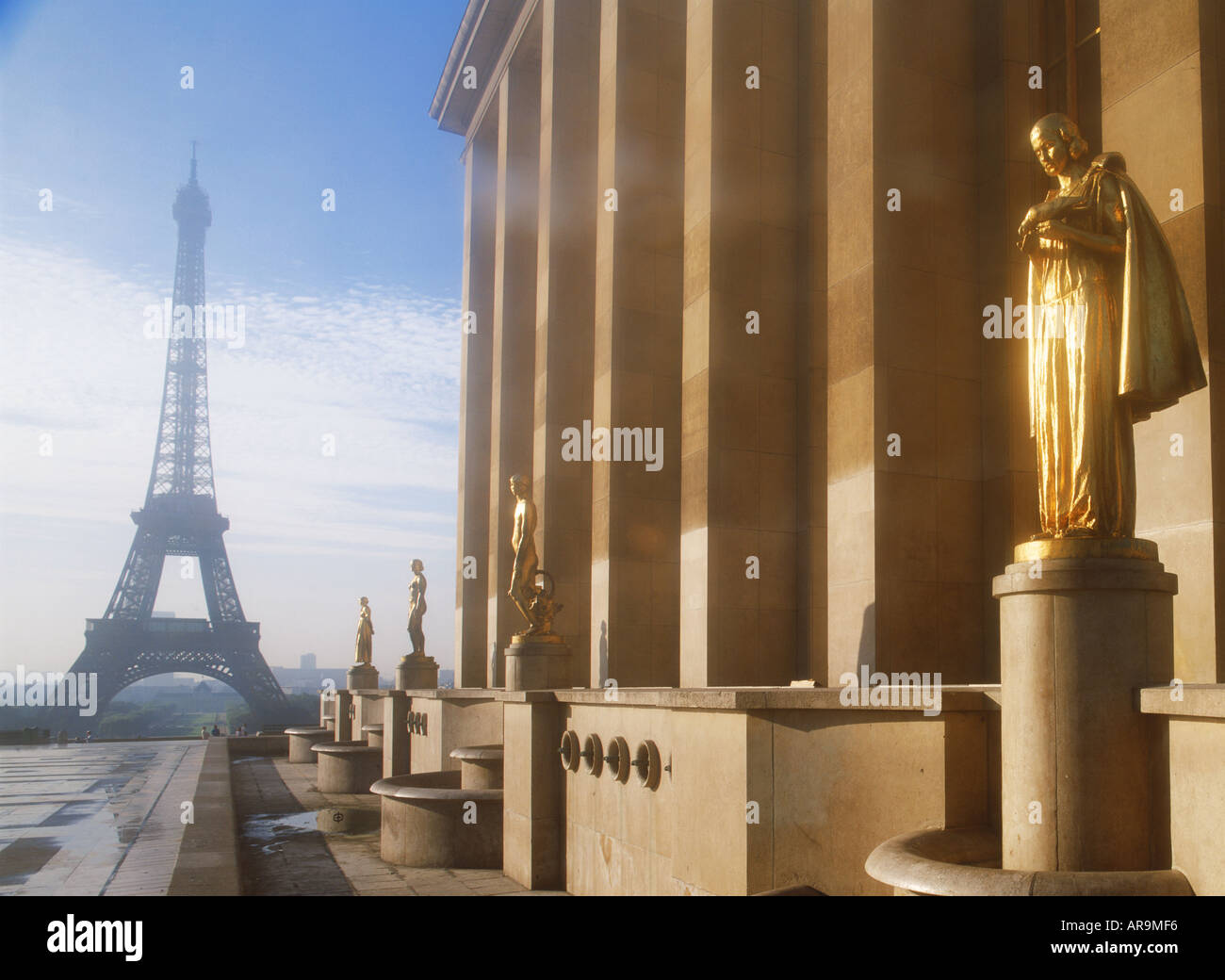 Blick auf gold Figuren und Eiffelturm von Chaillot Palast bei Sonnenaufgang in Paris Stockfoto