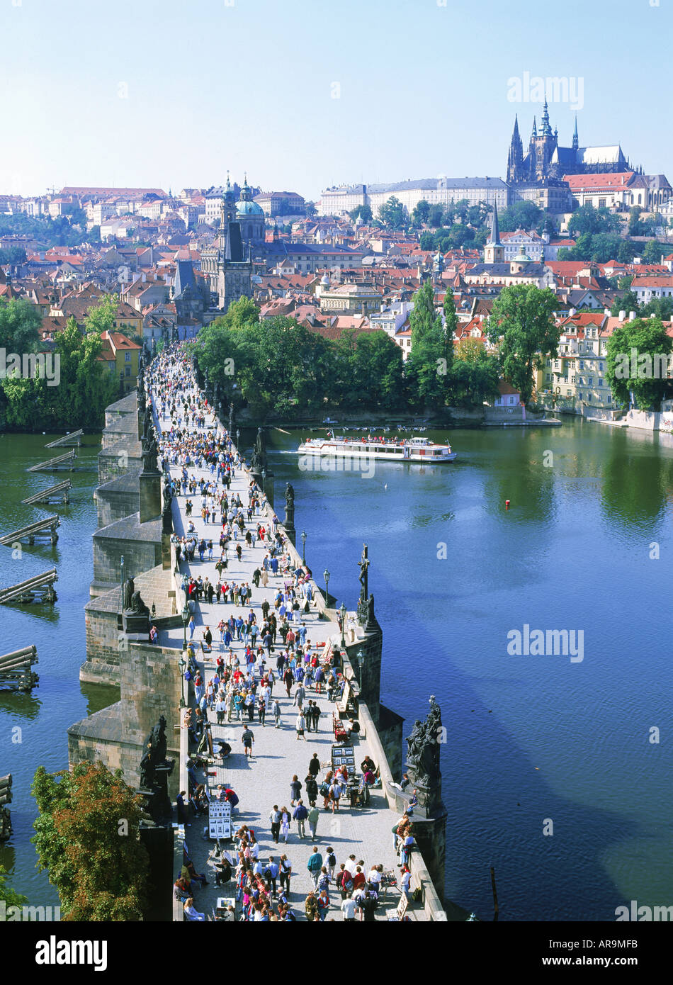 Menschen, die Charles Brücke über die Moldau mit Hrdcany Burg und St. Vitus Cathedral Stockfoto