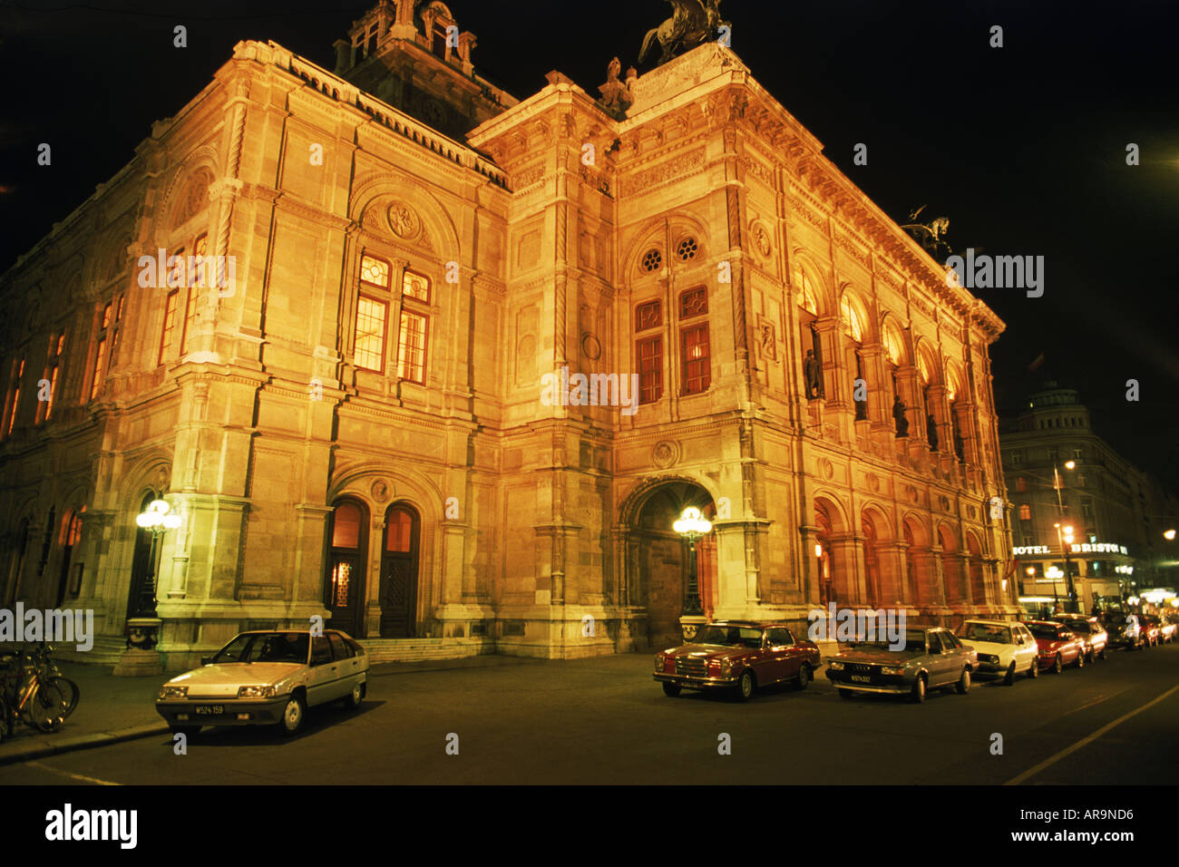 Oper in der Nacht in Wien Österreich Stockfoto