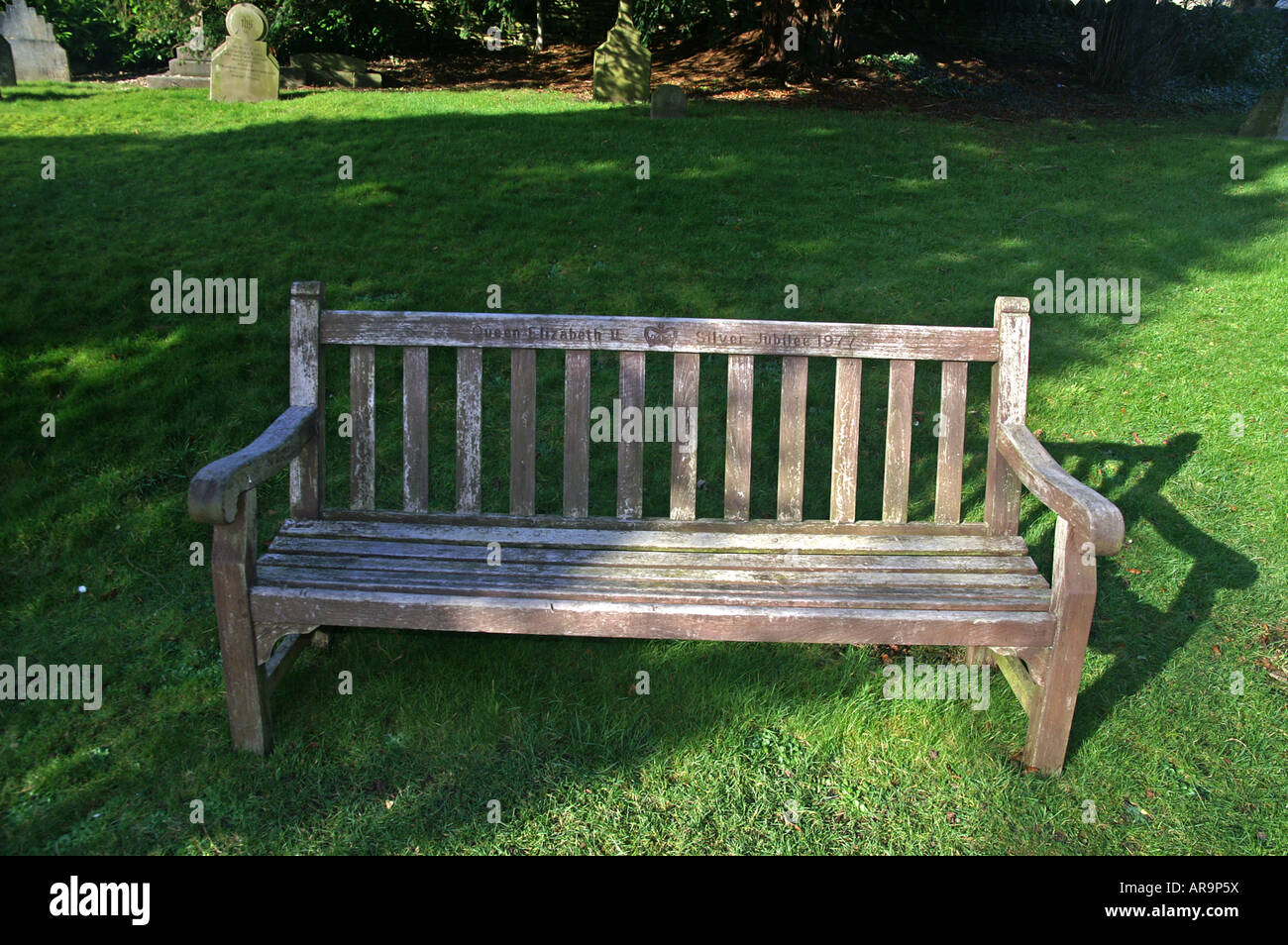 Alte Bank auf dem Friedhof der Heiligen Dreifaltigkeit Kirche Minchinhampton Gloucestershire Stockfoto