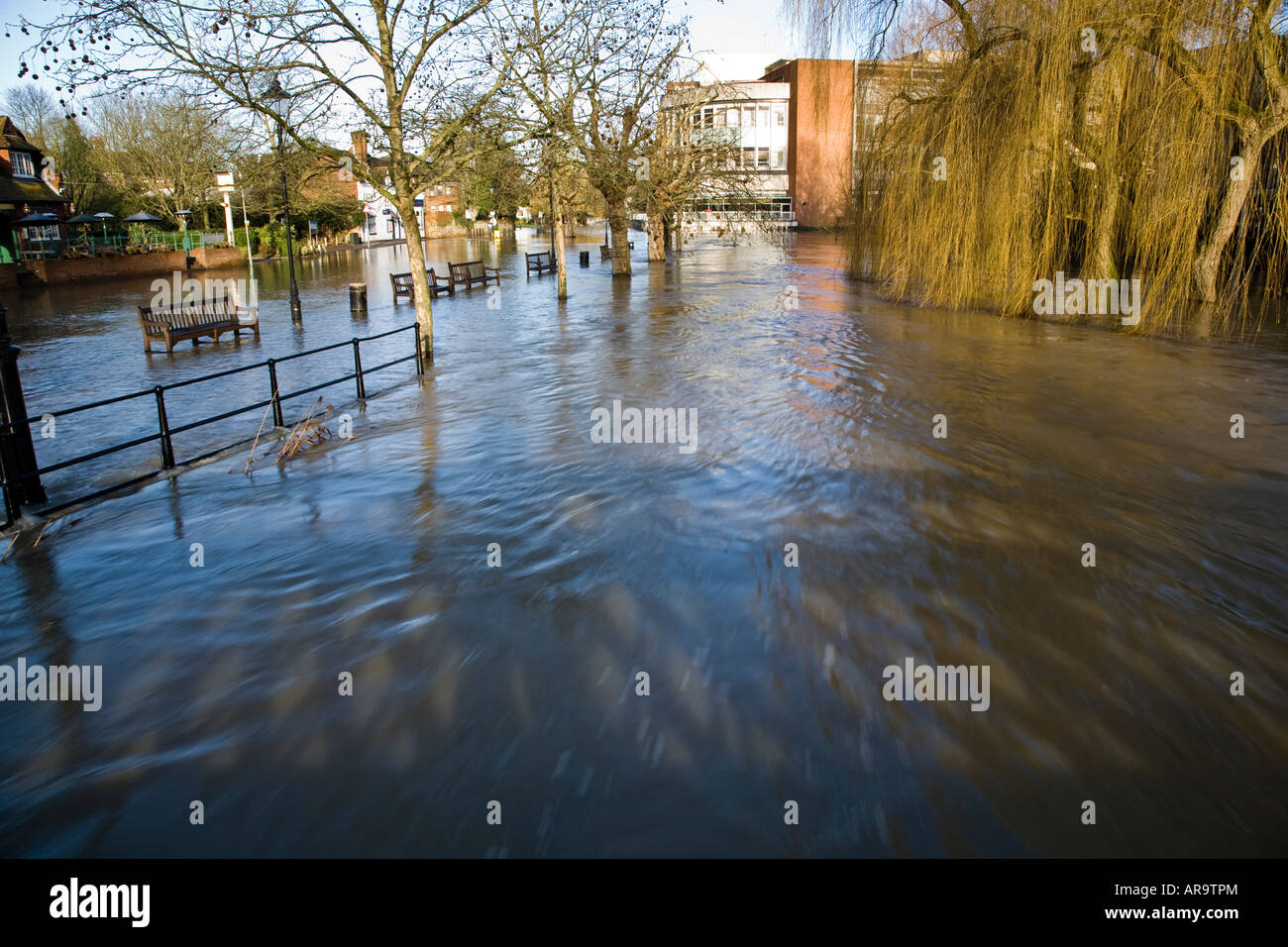 Die überfluteten Fluss Wey verschlingt einen Parkplatz und die Uferpromenade in Guildford Stadtzentrum entfernt. Guildford, Surrey, England. Stockfoto