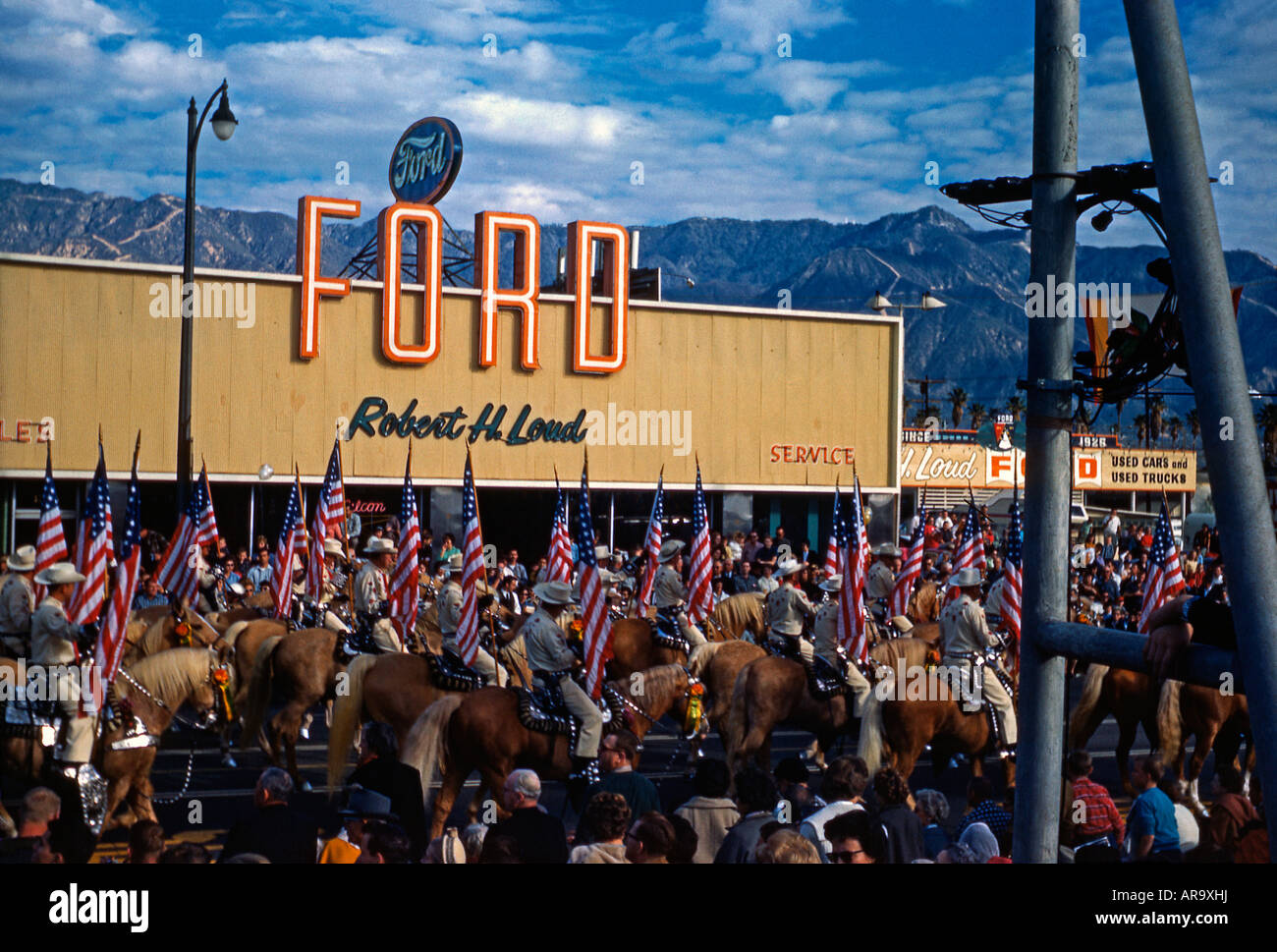 Patriotische Reiter pass Ford Garage auf der Route 66 im Tournament of Roses, Pasadena, Kalifornien, 1963 Stockfoto