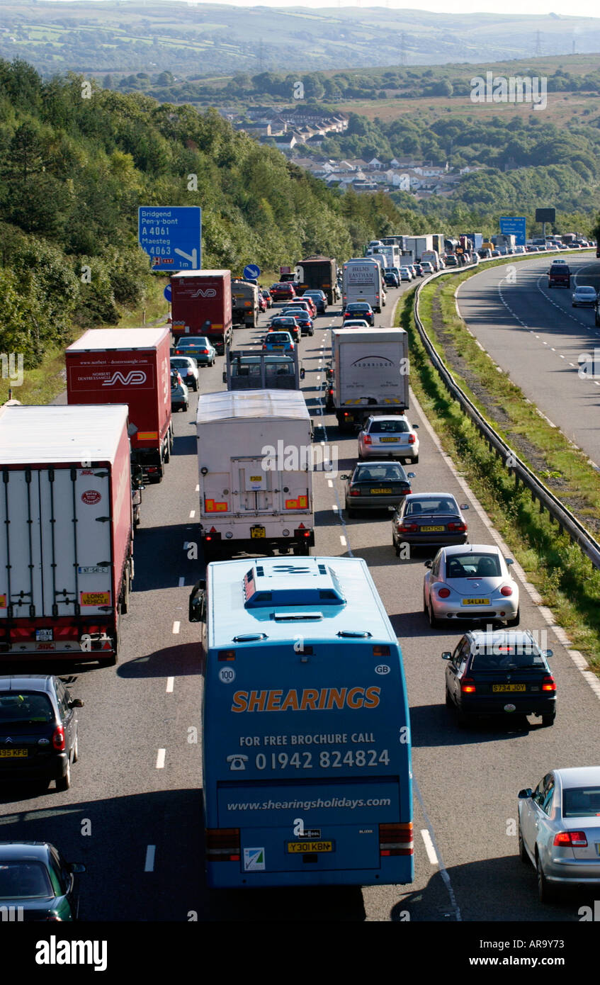 Schwerverkehr langsam bewegen auf der M4-Autobahn in South Wales UK Stockfoto