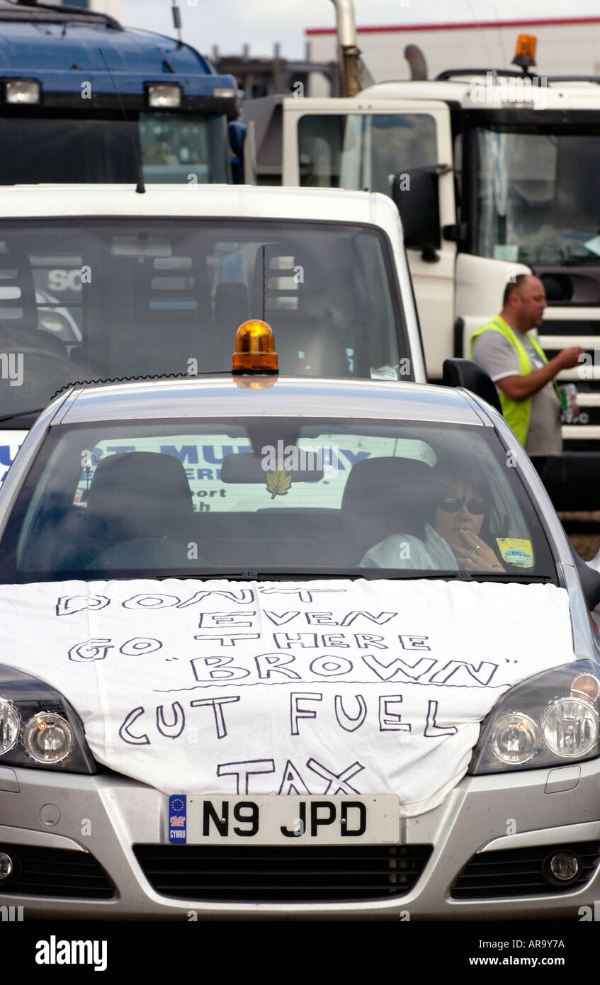 DONT sogar gehen dort braun schneiden Mineralölsteuer Banner auf Auto bei Protest gegen britische Regierung hohe Steuern auf Kraftstoff Stockfoto