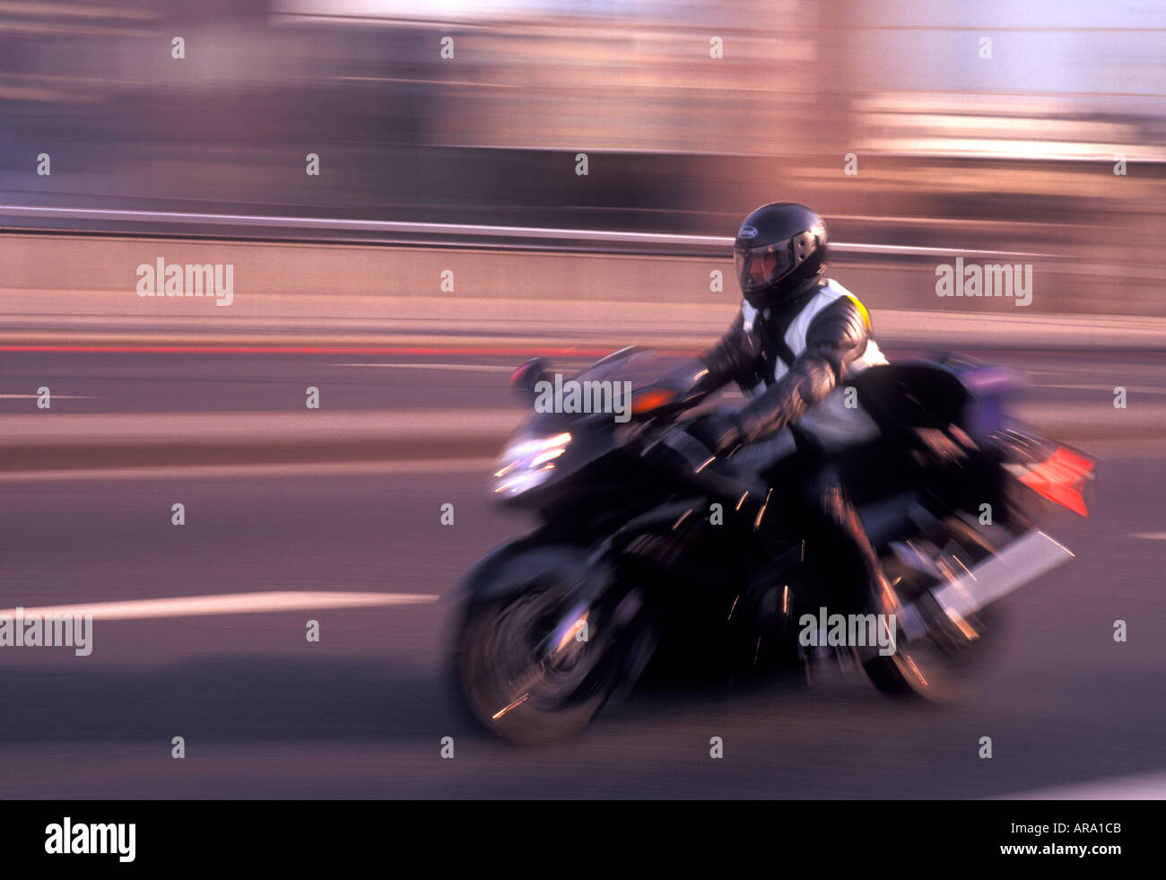 Rasende Stadt Motorrad Kurier mit Unschärfe-Geschwindigkeit-Effekt Stockfoto