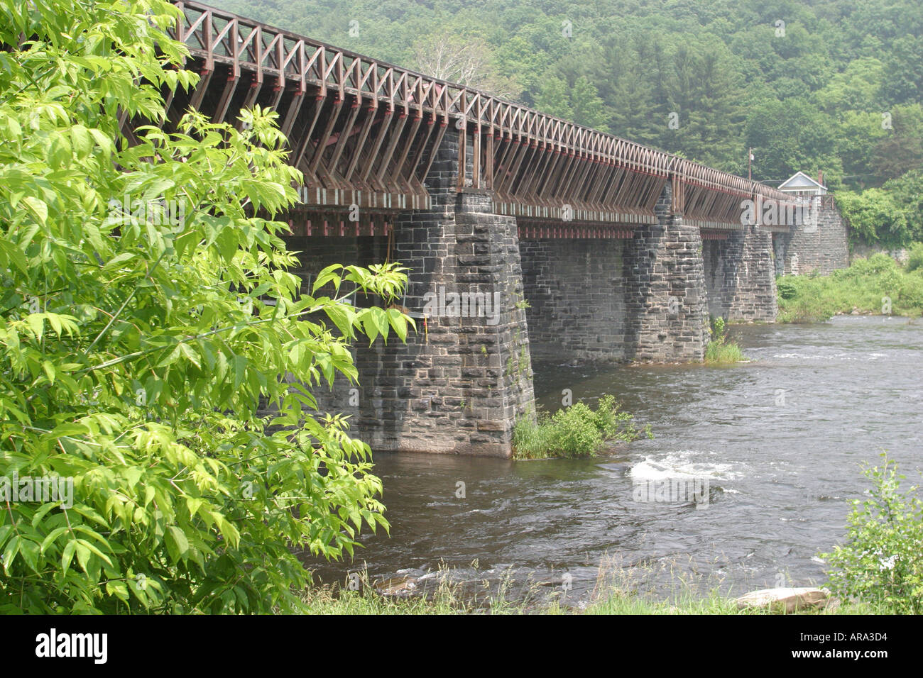 Pennsylvania Pocono Mountains, Delaware River Water, Lackawaxen, Roebling Aqueduct Bridge, Overpass, Link, Verbindung, Besucher reisen Reisetouristen Stockfoto