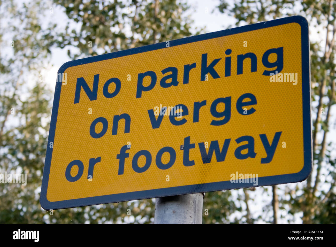 Keine Parkplätze am Rande oder Fußweg Straßenschild Stockfoto