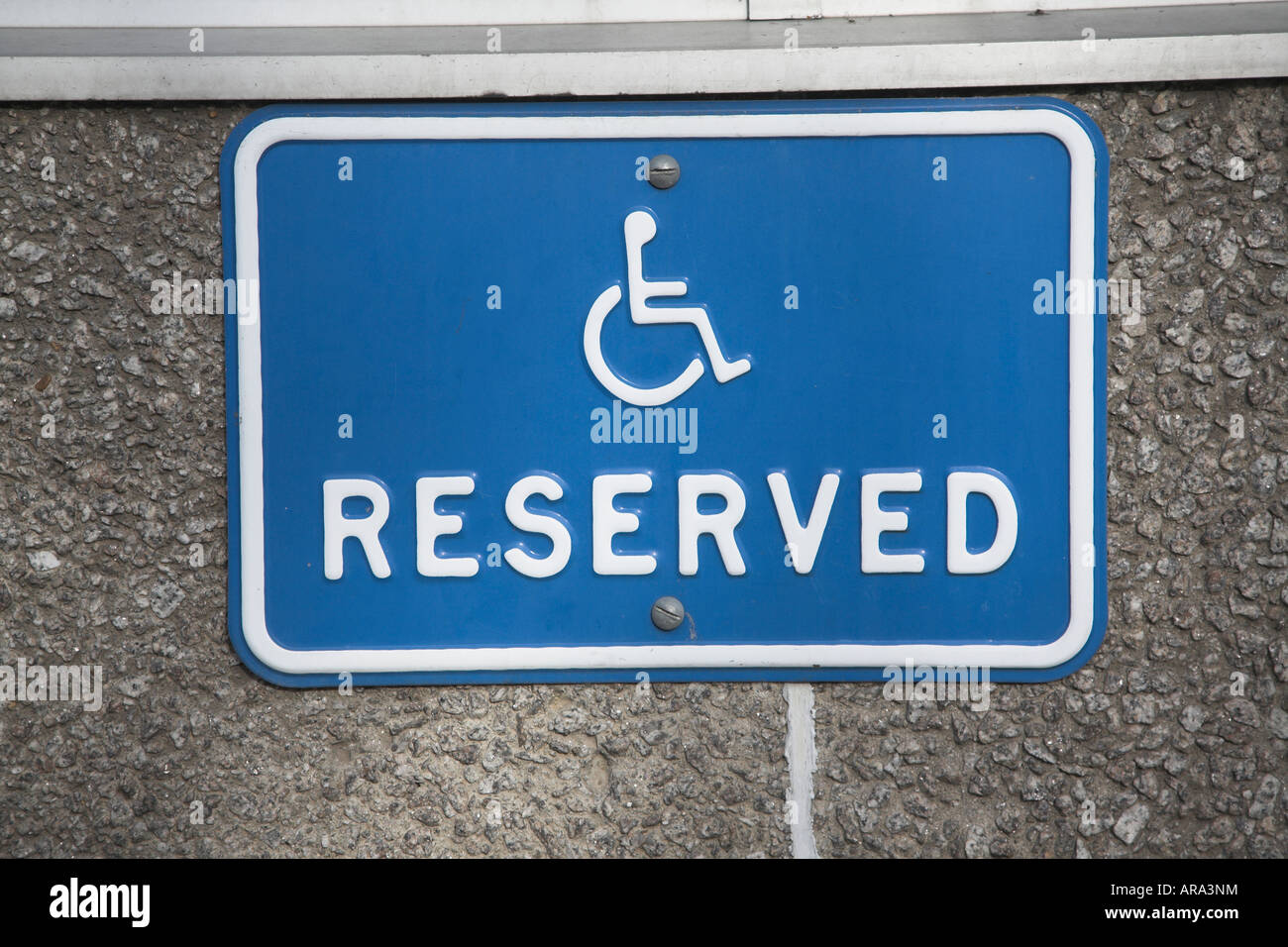Blaues Schild für reserviert deaktiviert Parkplatz mit Rollstuhl-symbol Stockfoto