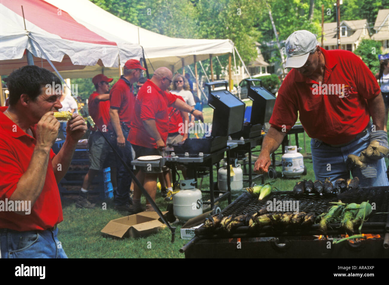 Grill Vorbereitung auf Commons Stadtpark 4th of July Stockfoto