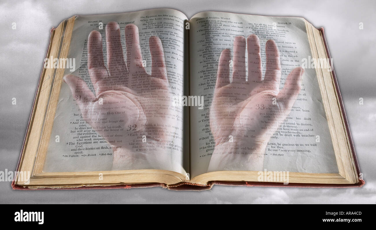 Hände mit der Bibel beten Stockfoto