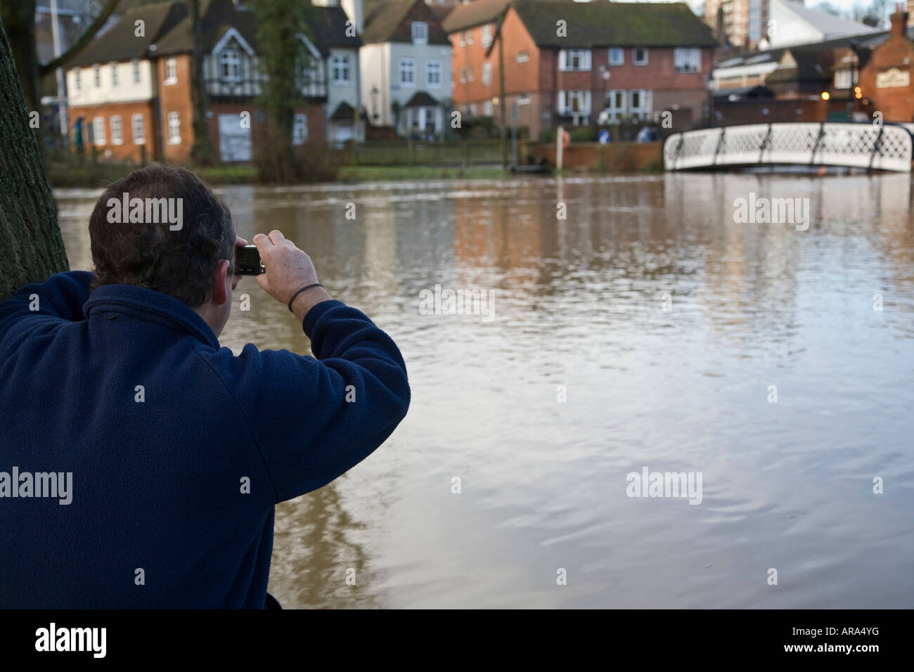Die überfluteten Fluss Wey wird von einem vorbeifahrenden Fotografen Guildford, Surrey, England erfasst. Stockfoto