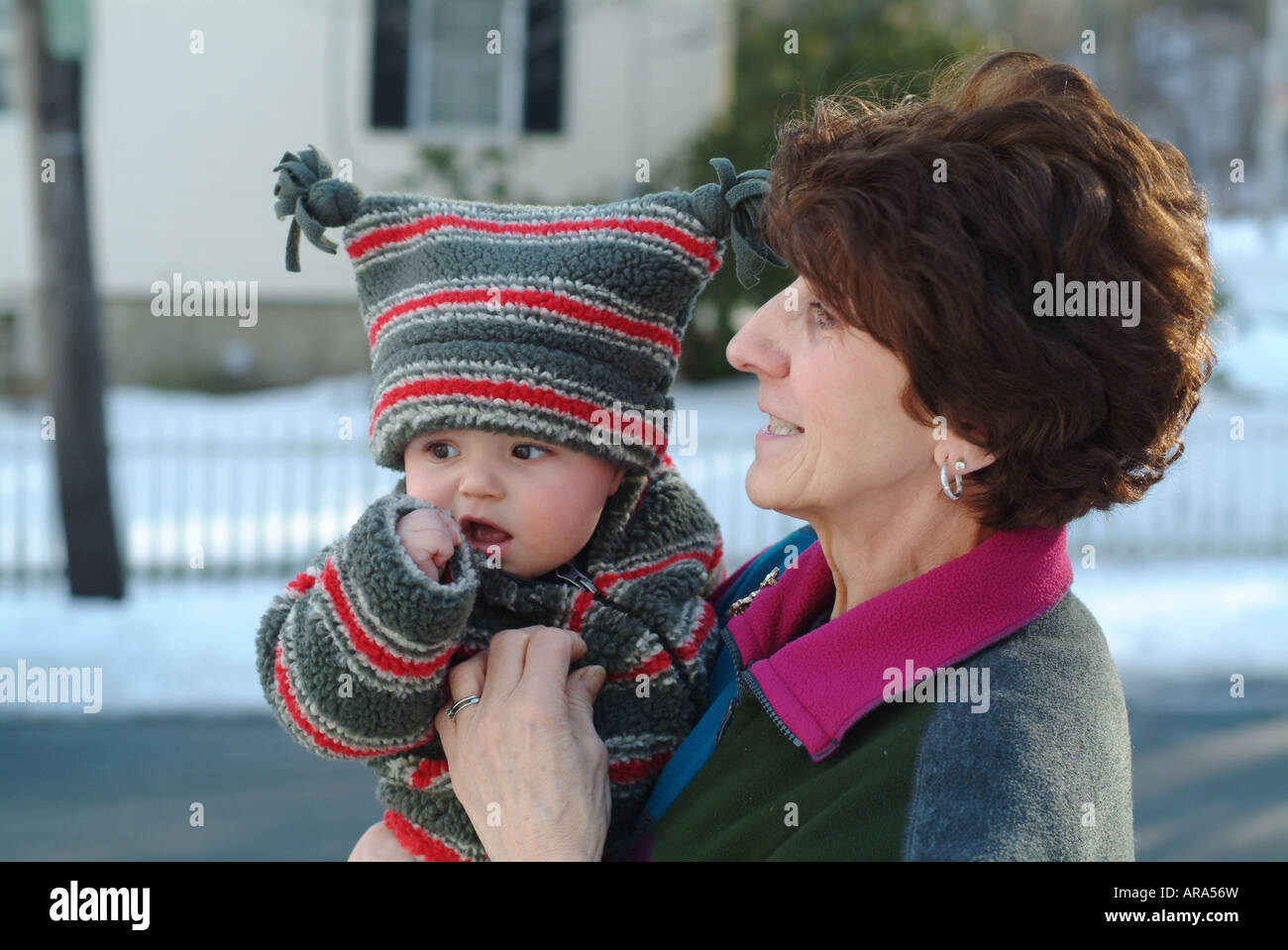 Großmutter und sechs 6 Monate alten Enkel stellen draußen im Schnee.  Melrose-Massachusetts, USA Stockfoto